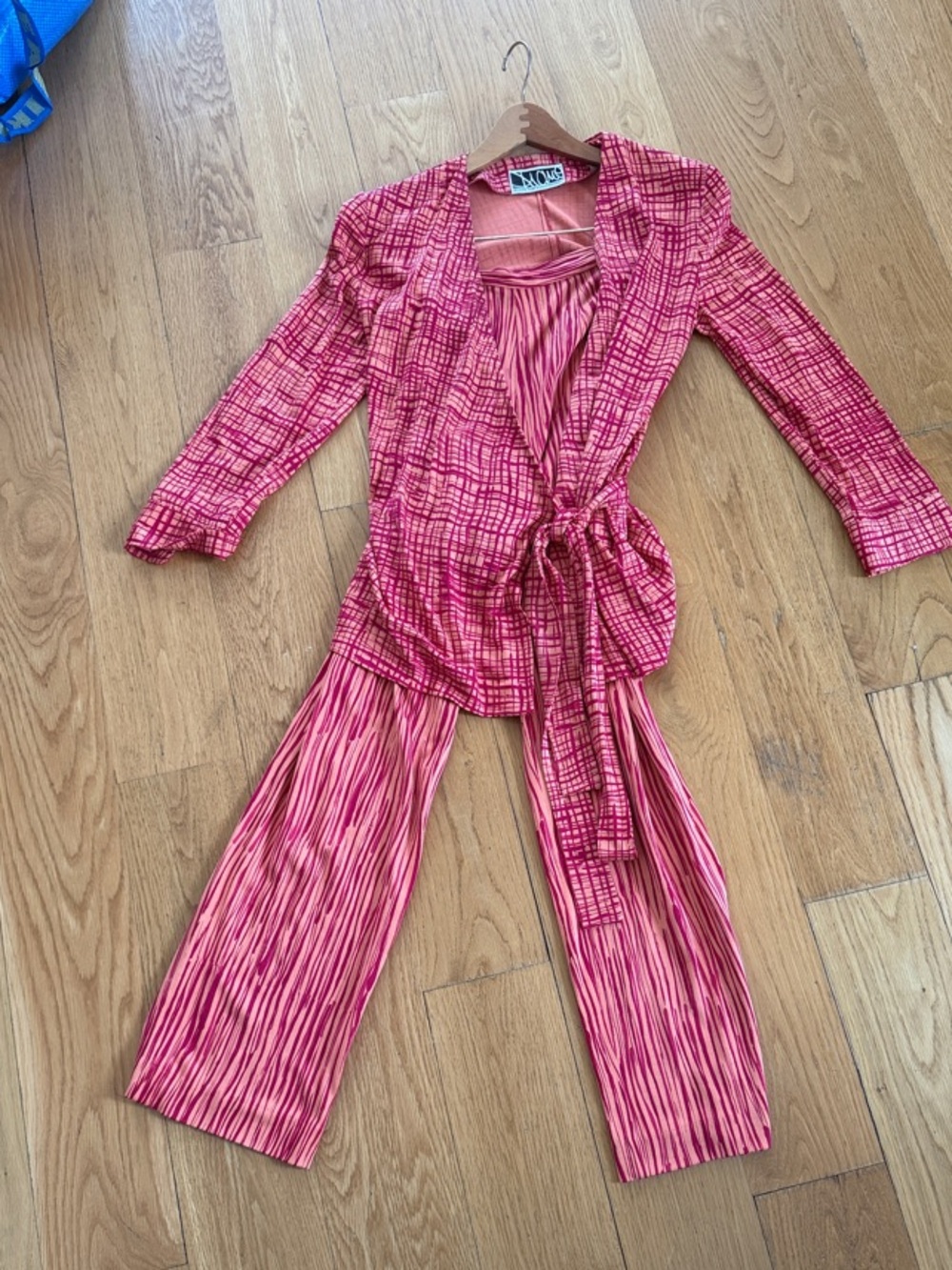 DVF vintage Women's Pink Patterned Wrap two piece suit with Self-Tie Waist